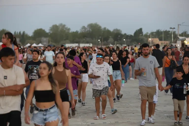 fiesta-la-confluencia-2025-domingo-gente